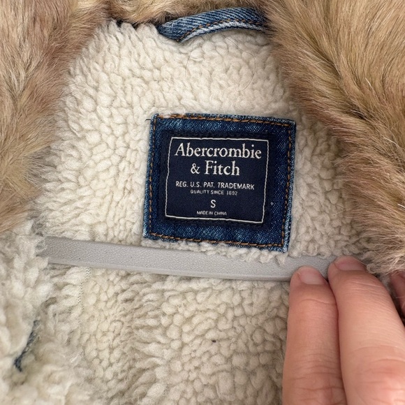 Vintage Abercrombie Sherpa Lined Denim Jacket w/ Fur Collar Y2K Women’s Small - Picture 3 of 4
